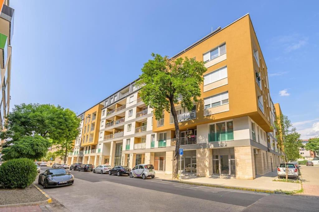 Zeenat With Balcony And Free Parking Apartamento Budapest